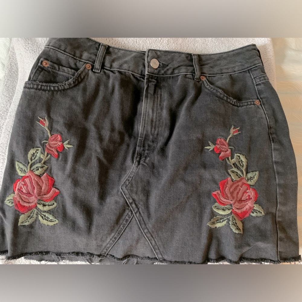 TOPSHOP MOTO COLLECTION Limited Edition Rose embroidered black denim skirt. 🌹